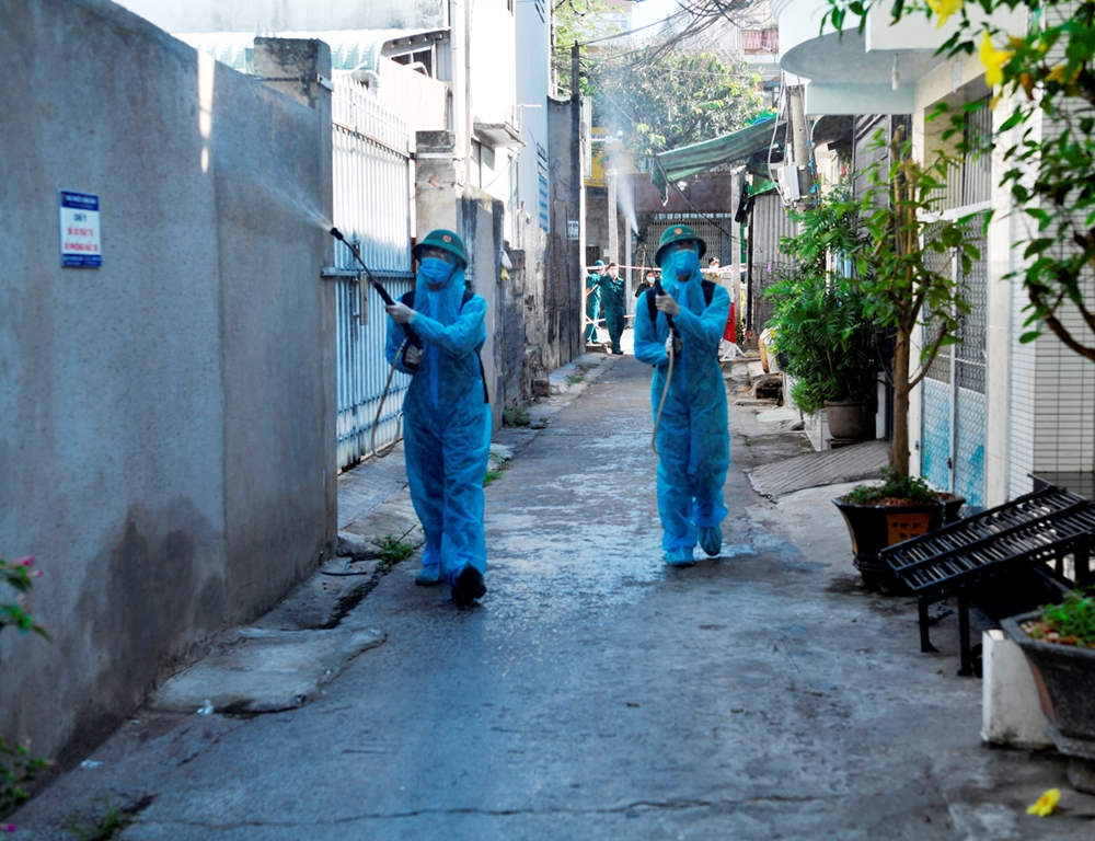 Một con hẻm bị phong tỏa do có ca nghi ngờ nghi nhiễm được khử khuẩn, tiêu độc.