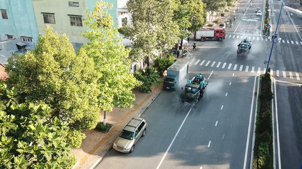 Bộ đội hóa học thực hiện nhiệm vụ nhìn từ trên cao.
