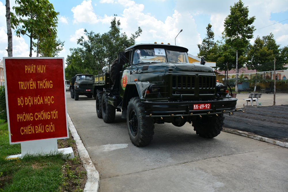 Xe đặc chủng ARS-14 lên đường thực hiện nhiệm vụ.