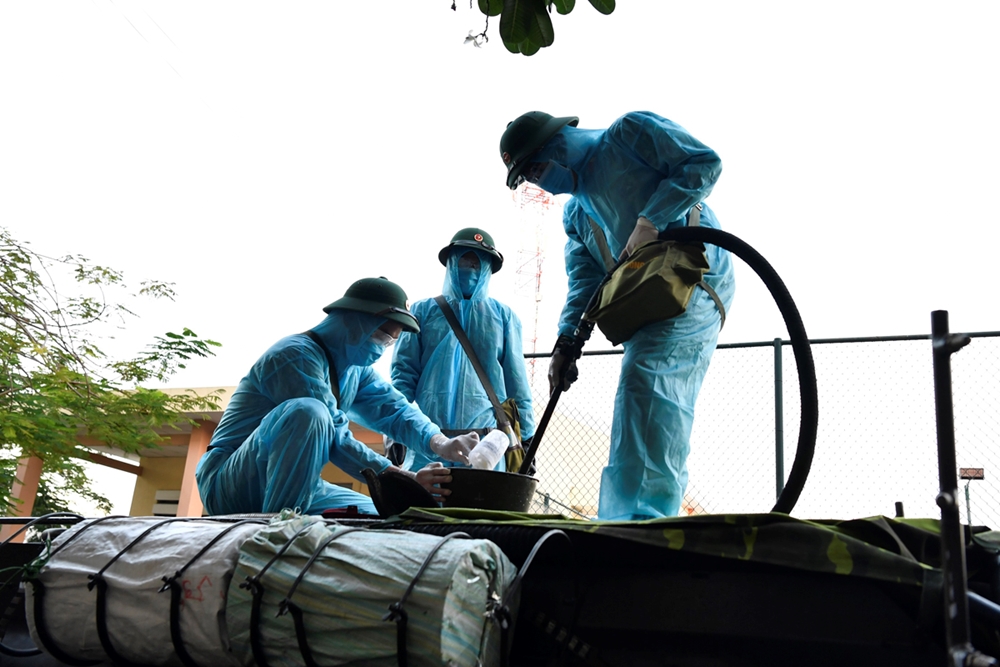 Bơm nước và pha dung dịch khử khuẩn vào xe chuyên dụng.