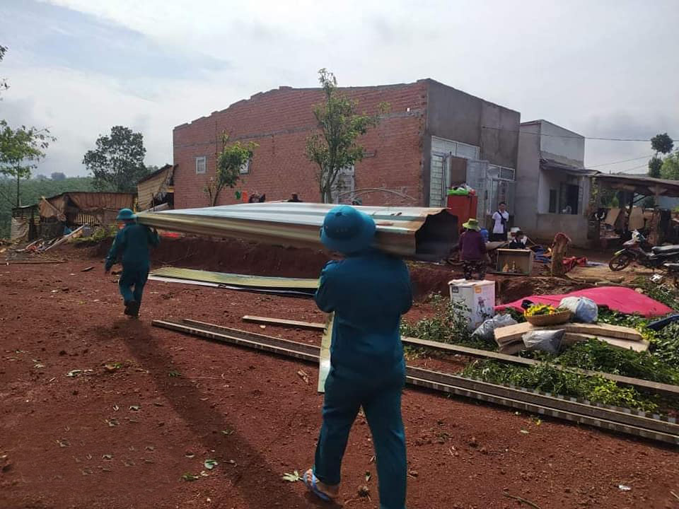 Dân quân tận tình sửa nhà giúp dân sau dông lốc