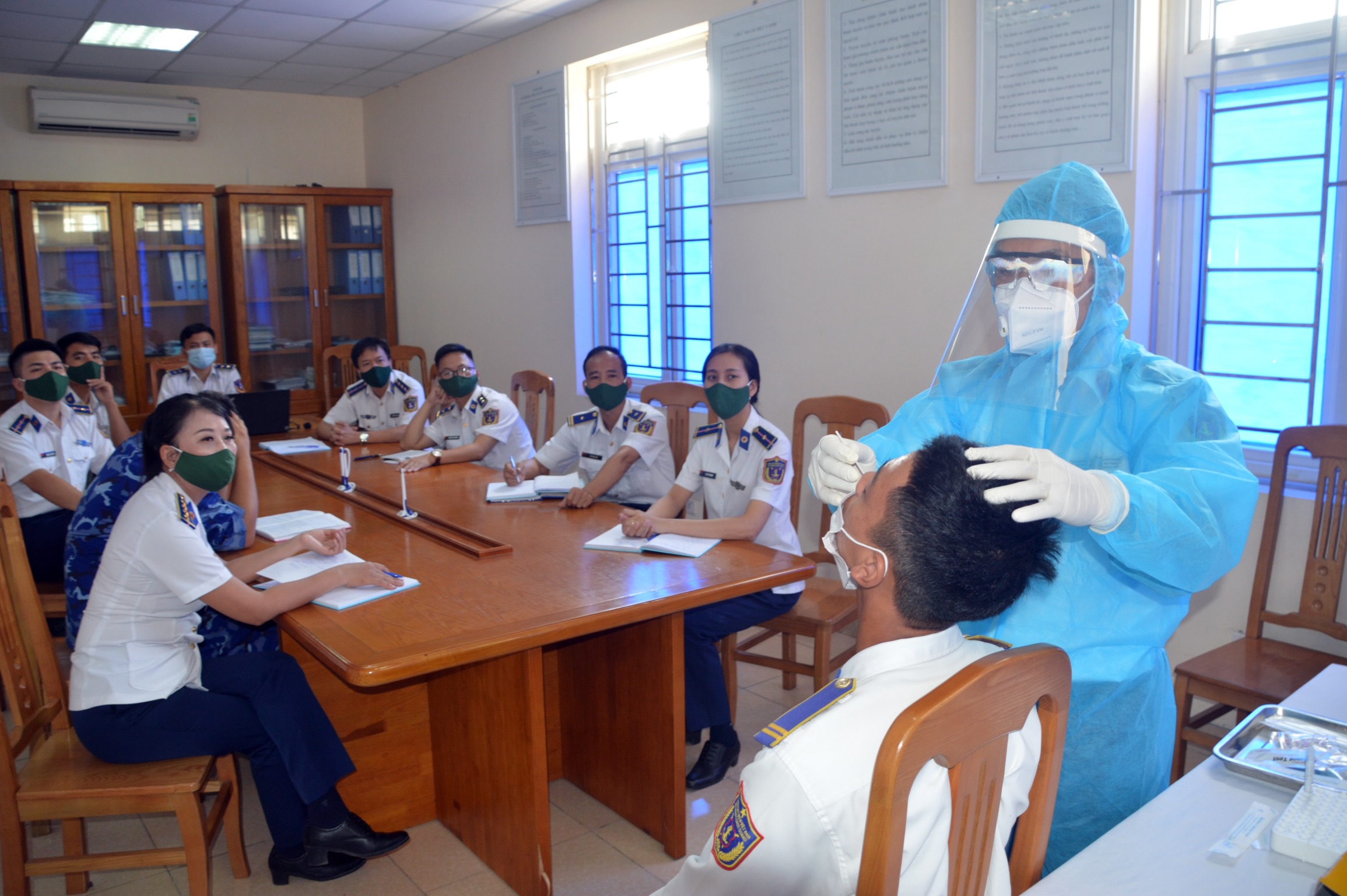 Vùng Cảnh sát biển 1 tập huấn lấy mẫu xét nghiệm SARS-CoV-2