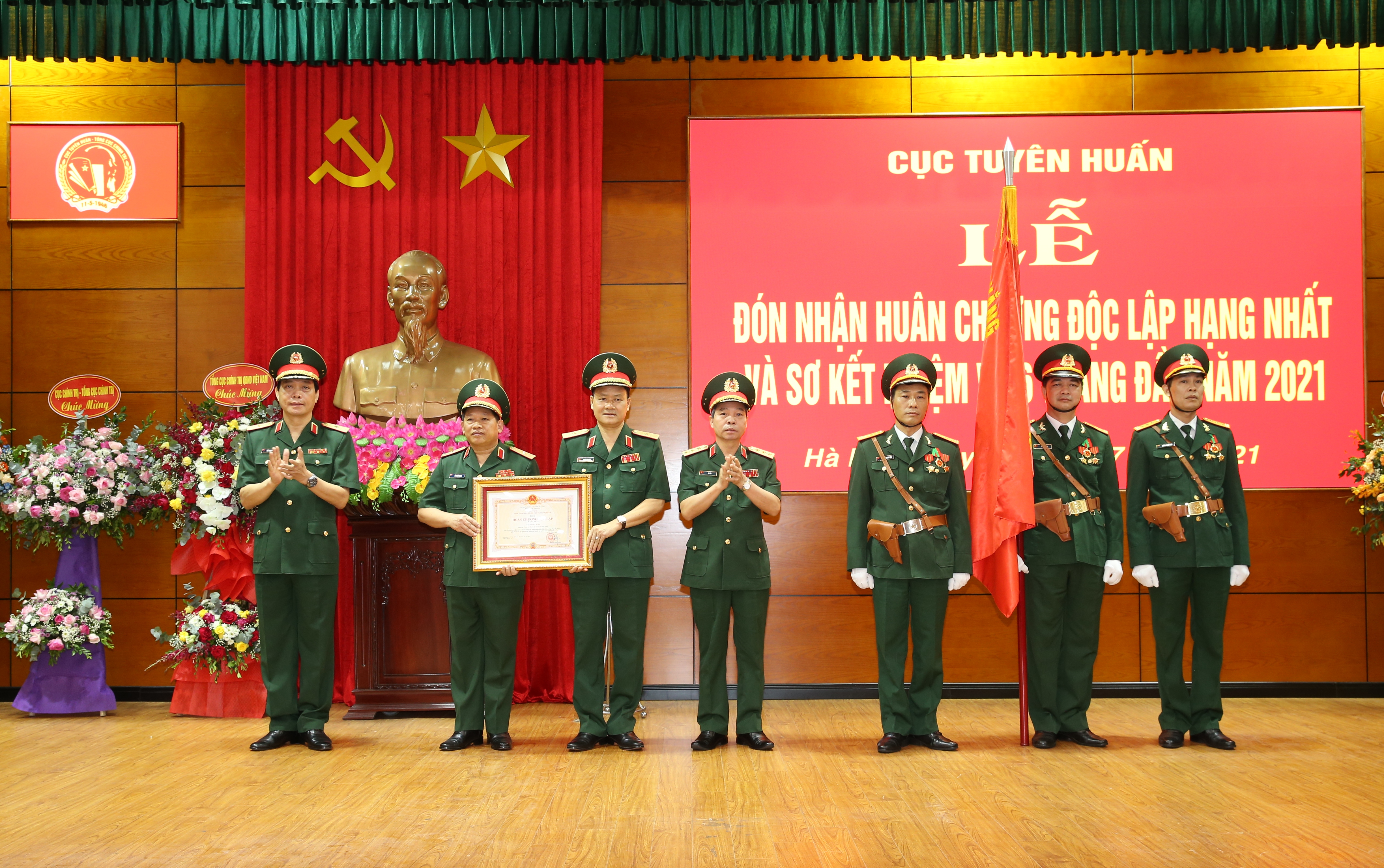 Cục Tuyên huấn đón nhận Huân chương Độc lập hạng Nhất