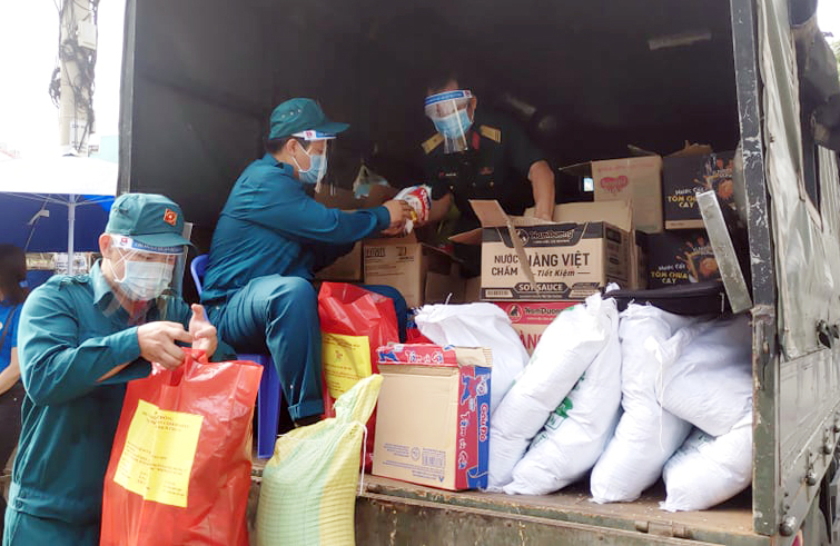 Lực lượng vũ trang TP Hồ Chí Minh tổ chức chuyến xe thực phẩm miễn phí phục vụ người nghèo 