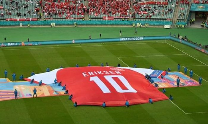 C.Eriksen và nhóm y tế được mời dự chung kết