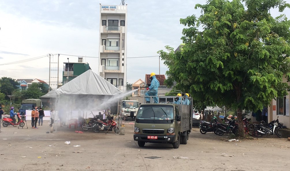 Quân khu 5 phun khử khuẩn trên địa bàn tỉnh Quảng Ngãi