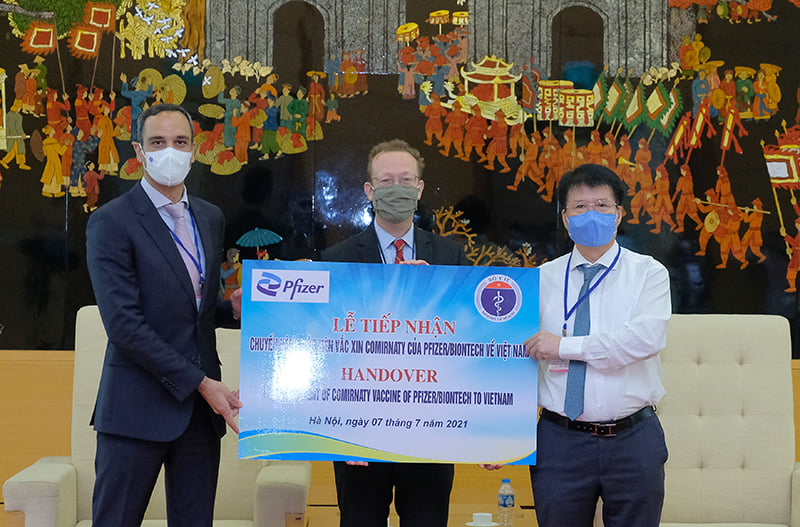 Hơn 97.000 liều vaccine phòng Covid-19 của Pfizer/BioNtech đầu tiên đã về Việt Nam