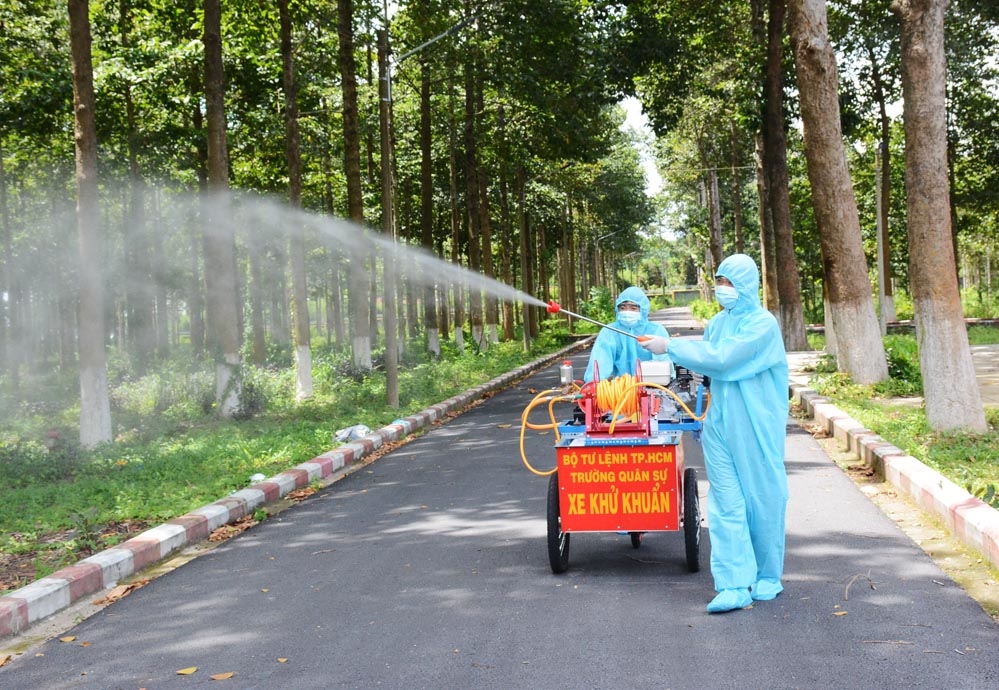 Phun thuốc khử khuẩn các tuyến đường trong bệnh viện.