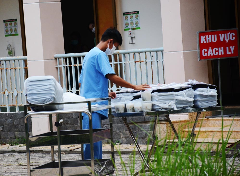 Sắp xếp đầy đủ các suất ăn trước cửa phòng và mời bệnh nhận ra nhận suất ăn.