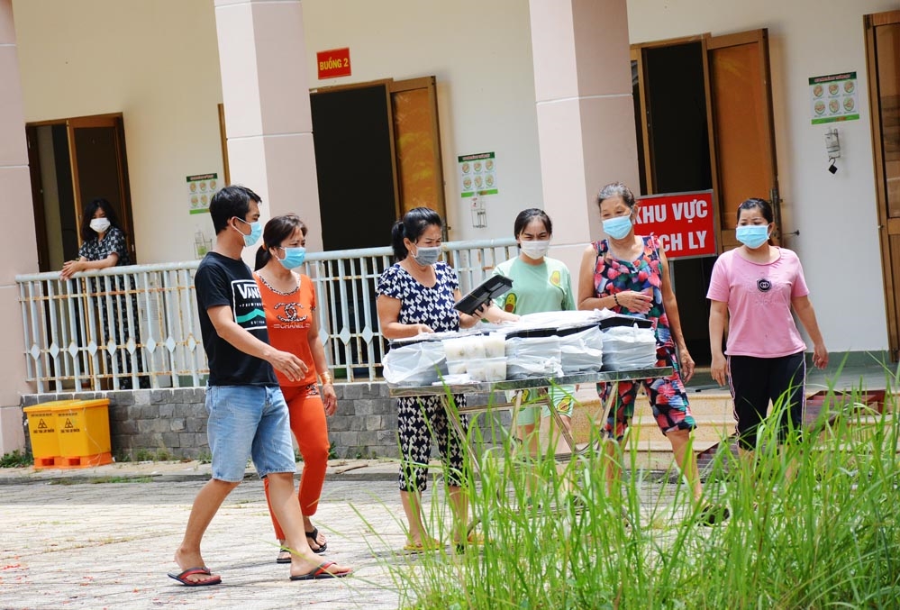 Các bệnh nhân nhận suất ăn trưa.