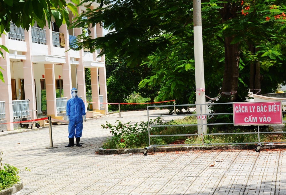 Ở khu vực cách ly đặc biệt, một hộ lý đã đứng đợi sẵn để tiếp nhận suất ăn.