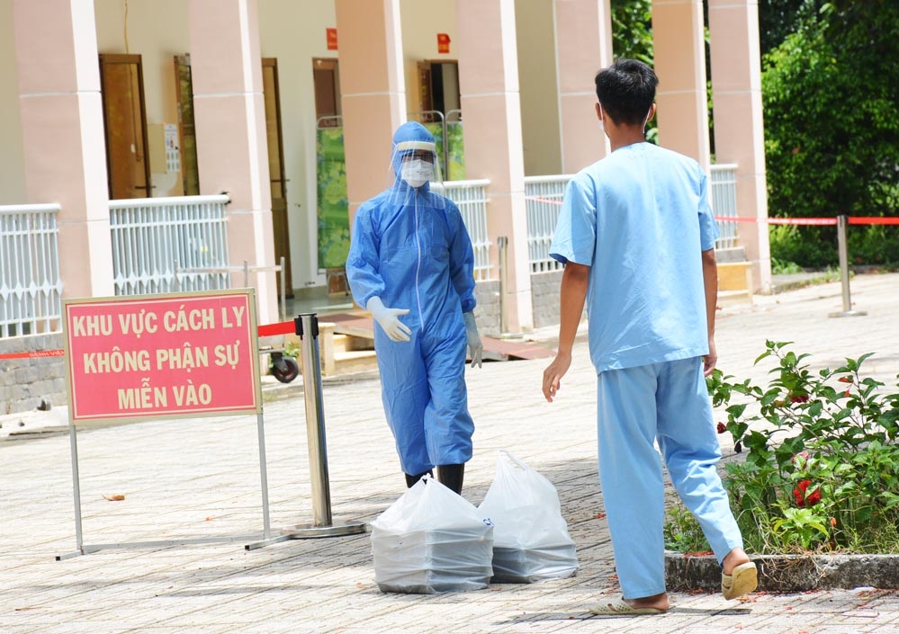 Giao suất ăn tại khu cách ly đặc biệt.