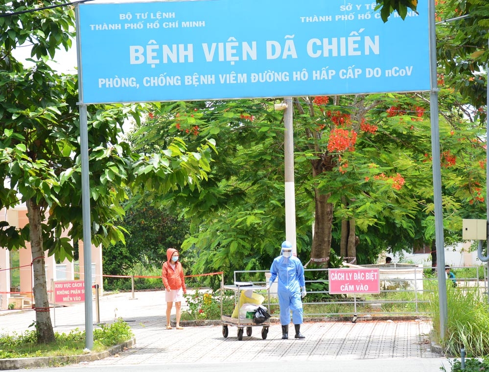 Hỗ trợ bệnh nhân chuyển phòng.