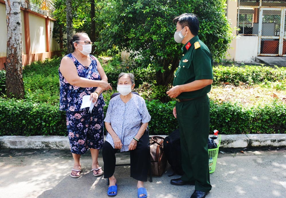 Đại tá Nguyễn Văn Thanh, Phó hiệu trưởng Trường Quân sự kiêm Phó giám đốc Bệnh viện Dã chiến chúc mừng, căn dặn bệnh nhân được ra viện.