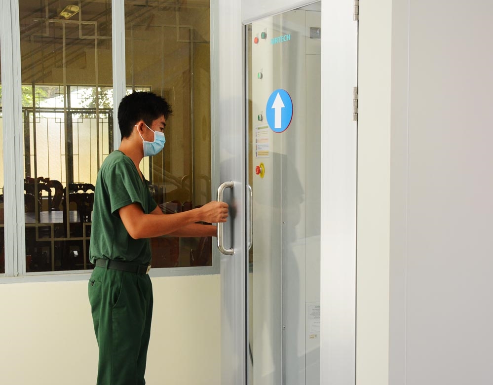 Hoàn thành nhiệm vụ phun thuốc, các chiến sĩ vào buồng khử khuẩn để chuẩn bị cho nhiệm vụ mới.