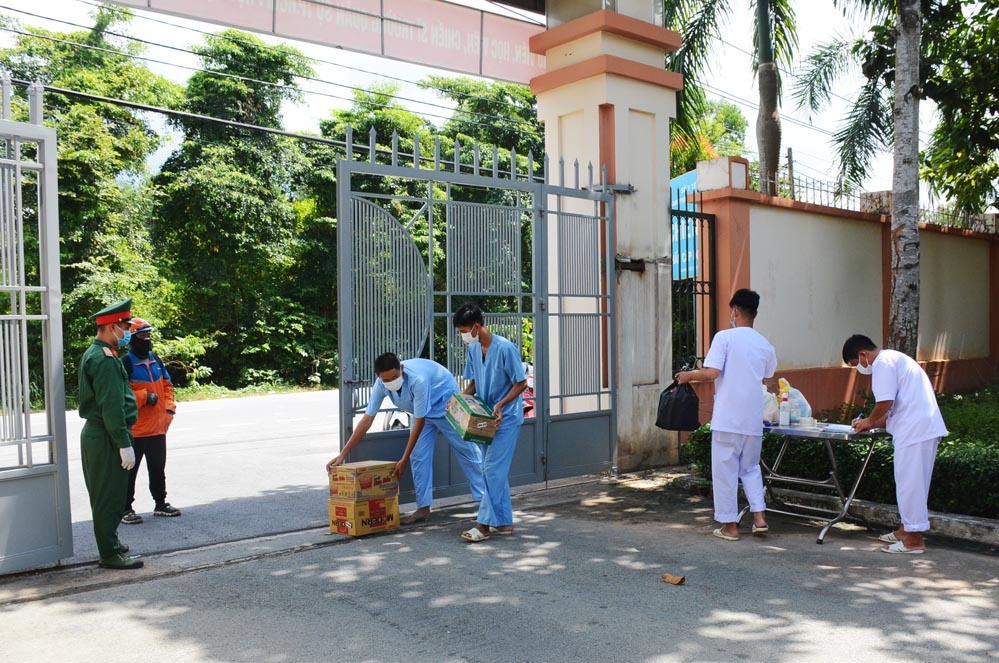 Tiếp nhận hàng gia đình tiếp tế cho bệnh nhân.