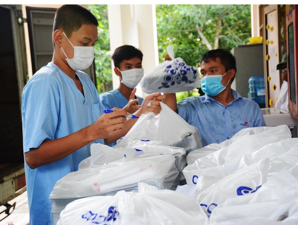 Các chiến sĩ tiếp nhận suất ăn phục vụ bệnh nhân.