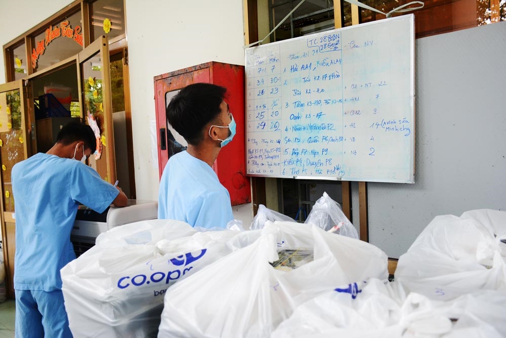 Đối chiếu danh sách, thực đơn từng bữa trước khia chia.