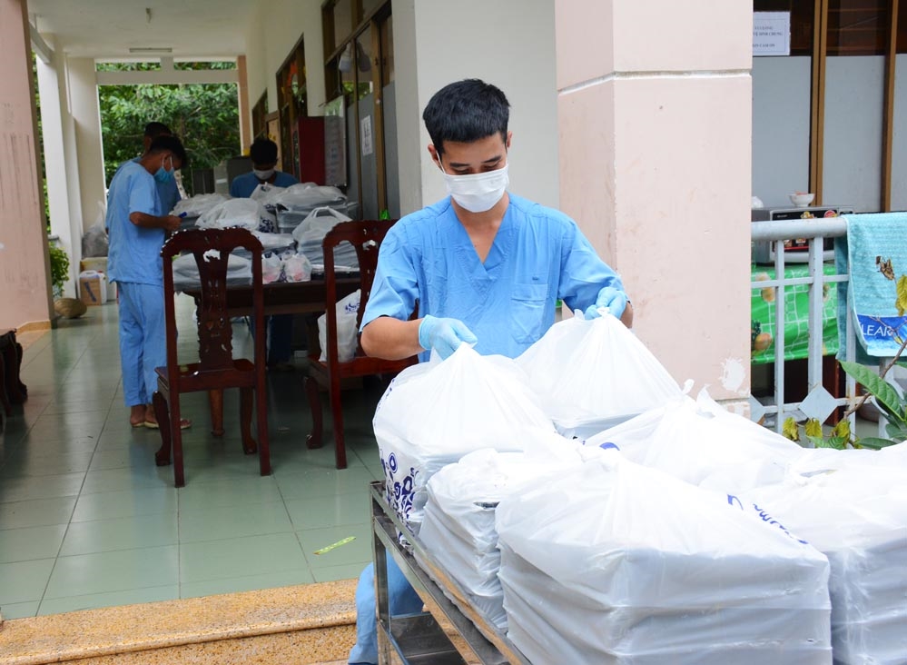 Phân chia suất ăn theo từng phòng, chuyển lên xe đẩy.