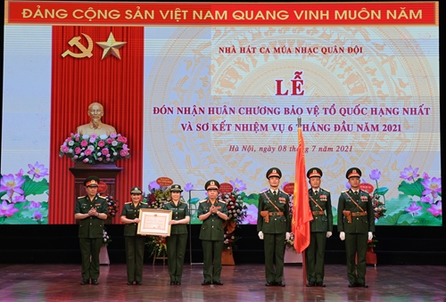 Nhà hát Ca múa nhạc Quân đội đón nhận Huân chương Bảo vệ Tổ quốc hạng Nhất