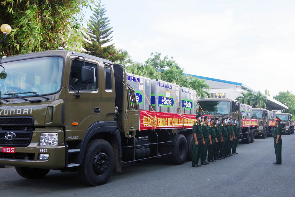 Lữ đoàn 972 vận chuyển hơn 800 nghìn liều vaccine về kho bảo quản