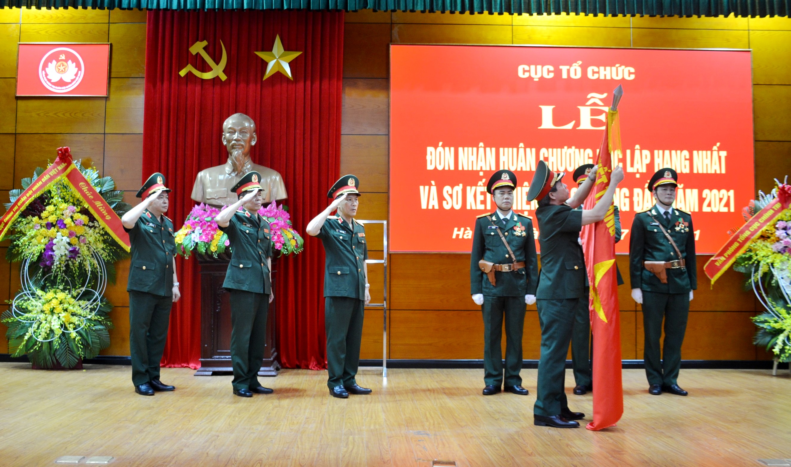 Cục Tổ chức đón nhận Huân chương Độc lập hạng Nhất
