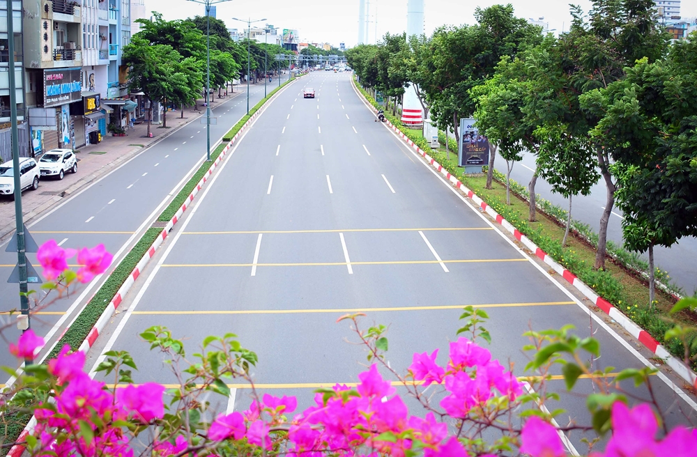 Đại lộ Phạm Văn Đồng – cửa ngõ vào sân bay Tân Sơn Nhất và trung tâm TP Hồ Chí Minh vắng phương tiện trong ngày đầu tiên áp dụng Chỉ thị 16/CT-TTg.