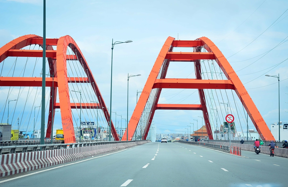 Cầu Bình Lợi hướng vào địa bàn các quận Bình Thạnh, Gò Vấp, Tân Bình của TP Hồ Chí Minh cũng khá trống trải.
