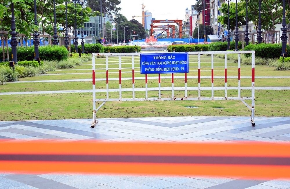 Các khu vực công cộng đều có bảng thông báo ngưng hoạt động để phòng, chống dịch.
