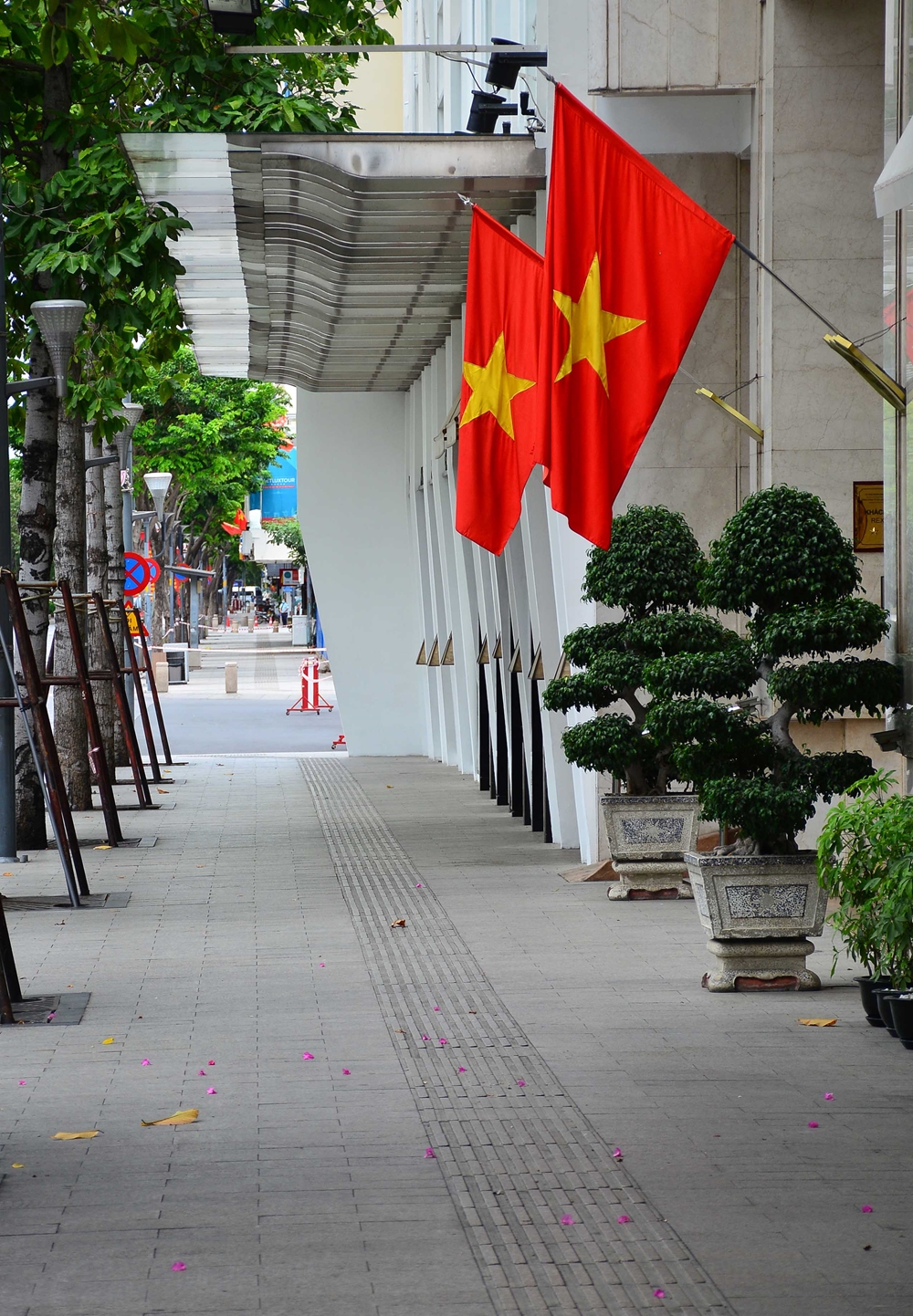 Các tuyến đường đều vắng vẻ.