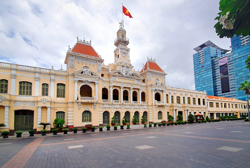 Tuyến đường Lê Thánh Tôn trước trụ sở UBND TP Hồ Chí Minh vắng người và phương tiện.