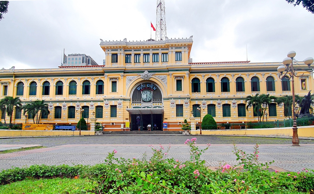 Khu vực bưu điện trung tâm thành phố bảo đảm nghiêm giãn cách, không tụ tập đông người.