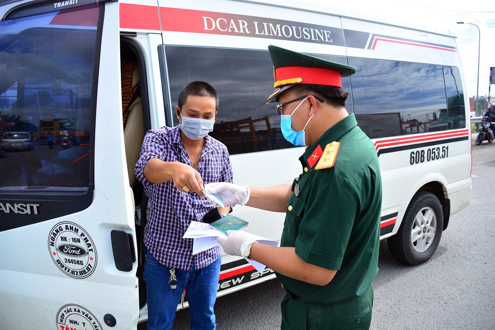 Đội ngũ tài xế bắt buộc phải có giấy tờ chứng nhận vận chuyển hàng thiết yếu, phục vụ sản xuất kinh doanh quan trọng… và có giấy chứng nhận xét nghiệm âm tính với virus SARS-CoV-2.