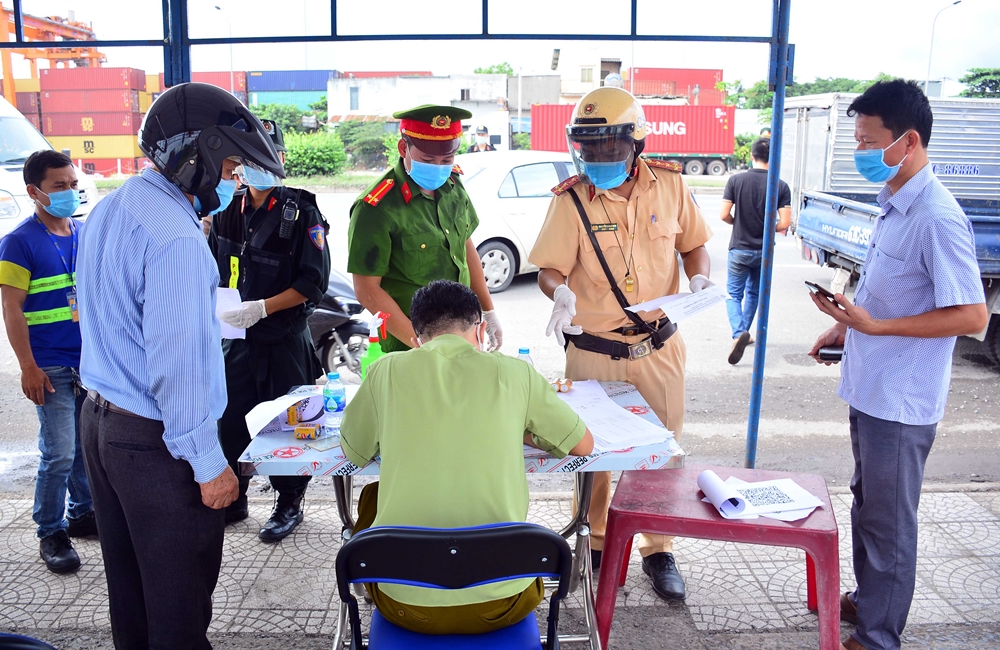 Lực lượng chức năng ghi nhận thông tin người và phương tiện qua các chốt kiểm soát.