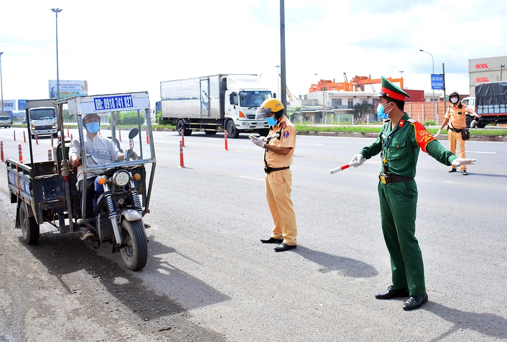 Các bộ phận phối hợp điều hành phương tiện qua chốt bảo đảm thông suốt, tránh ùn tắc giao thông.