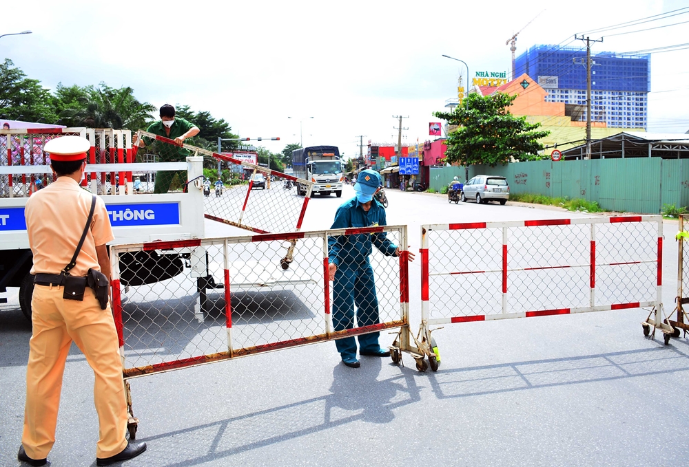 Lực lượng chức năng thực hiện nhiệm vụ ở cửa ngõ hướng từ tỉnh Bình Dương vào TP Hồ Chí Minh.