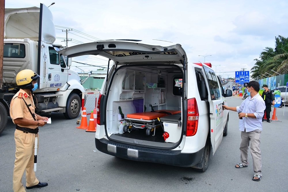 Các xe cứu thương đều phải chấp hành nghiêm quy định kiểm tra khi qua chốt kiểm soát.