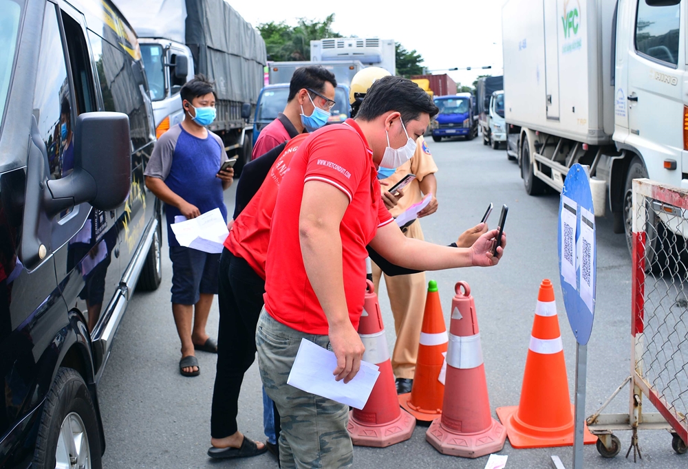 Các tài xế phải thực hiện khai báo y tế điện tử tại các chốt.