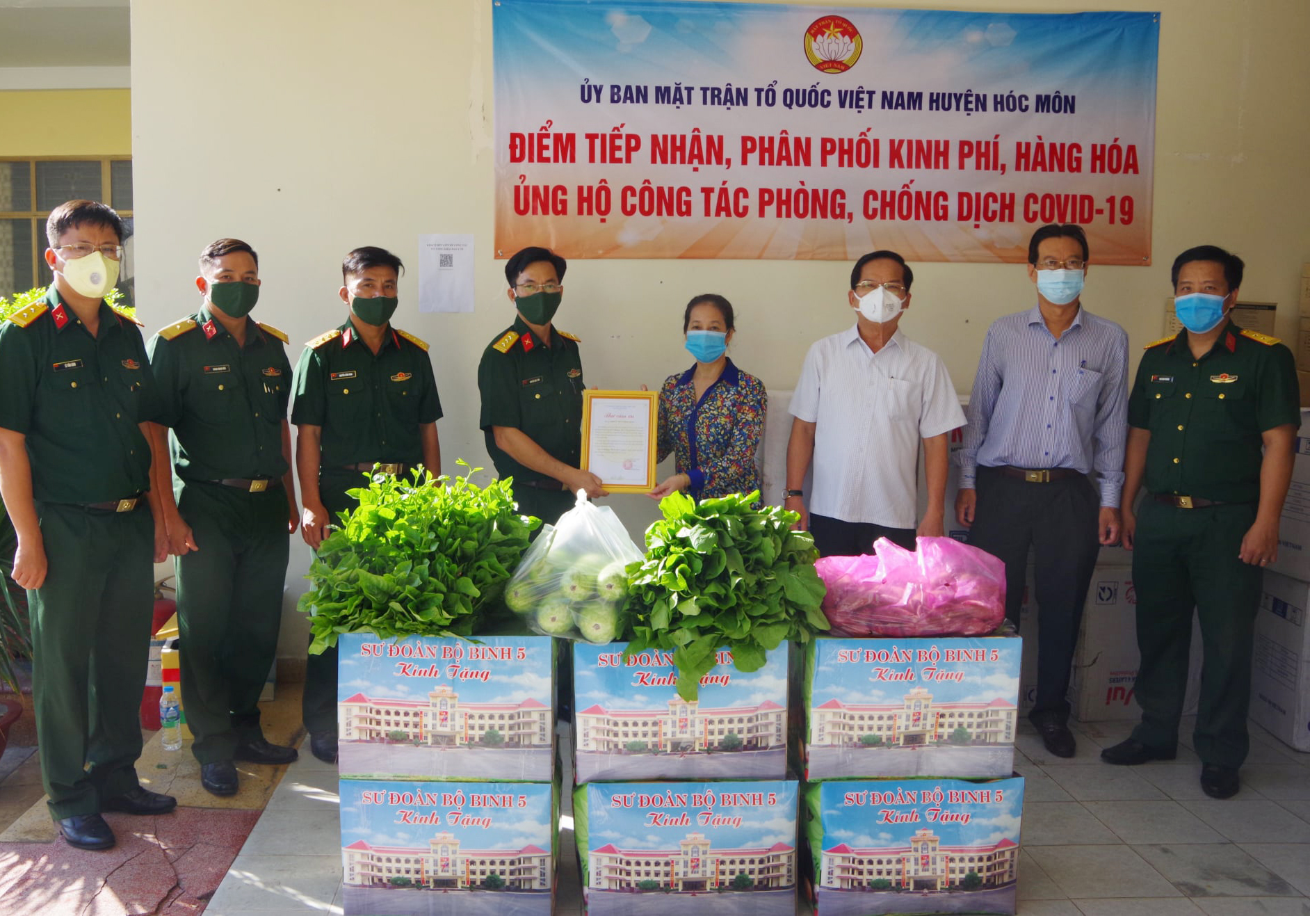 Sư đoàn 5, Quân khu 7 hỗ trợ người dân bị ảnh hưởng bởi dịch Covid-19