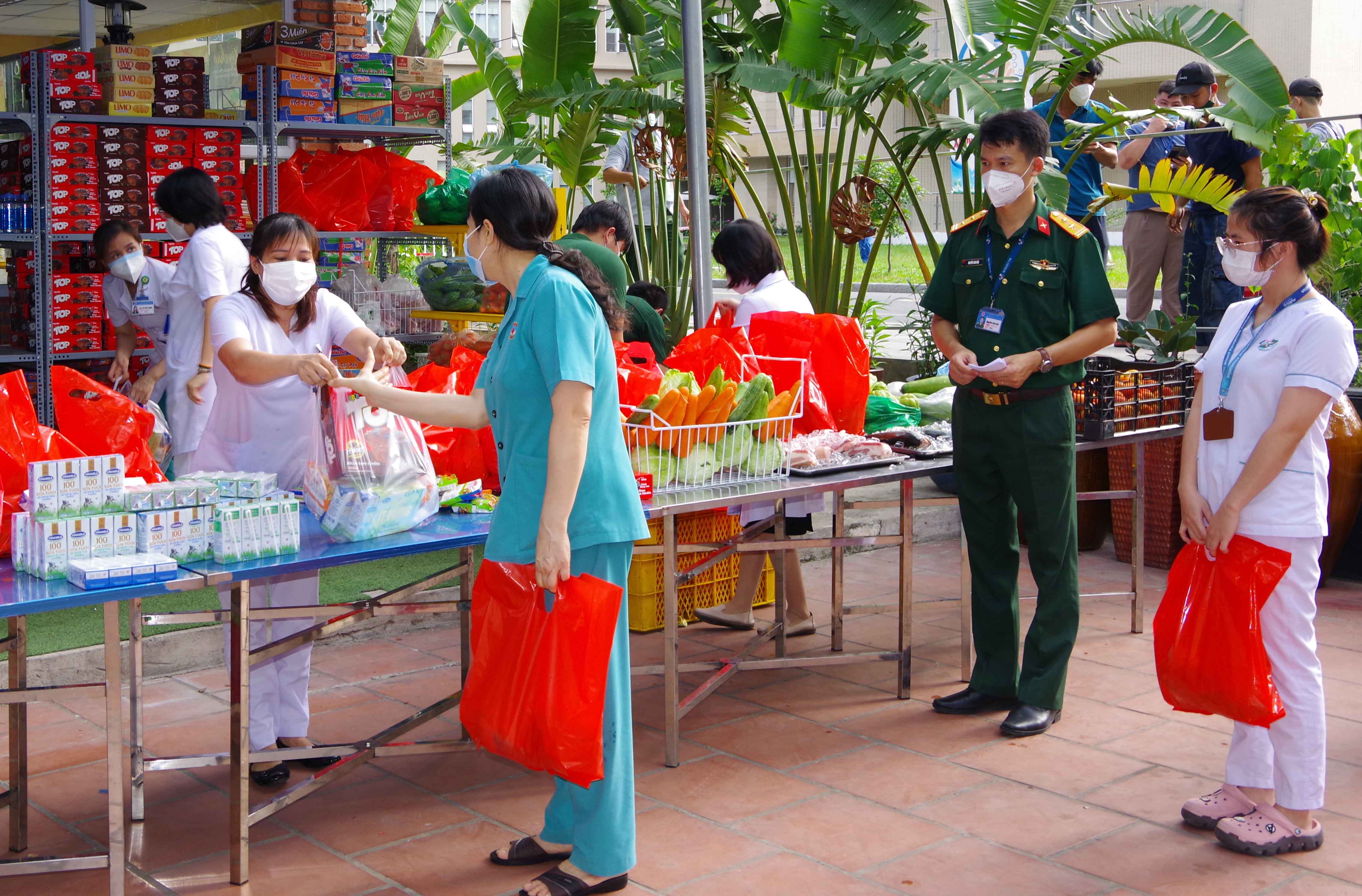 Bệnh viện Quân y 175 tổ chức “Quầy hàng 0 đồng” hỗ trợ cán bộ, nhân viên