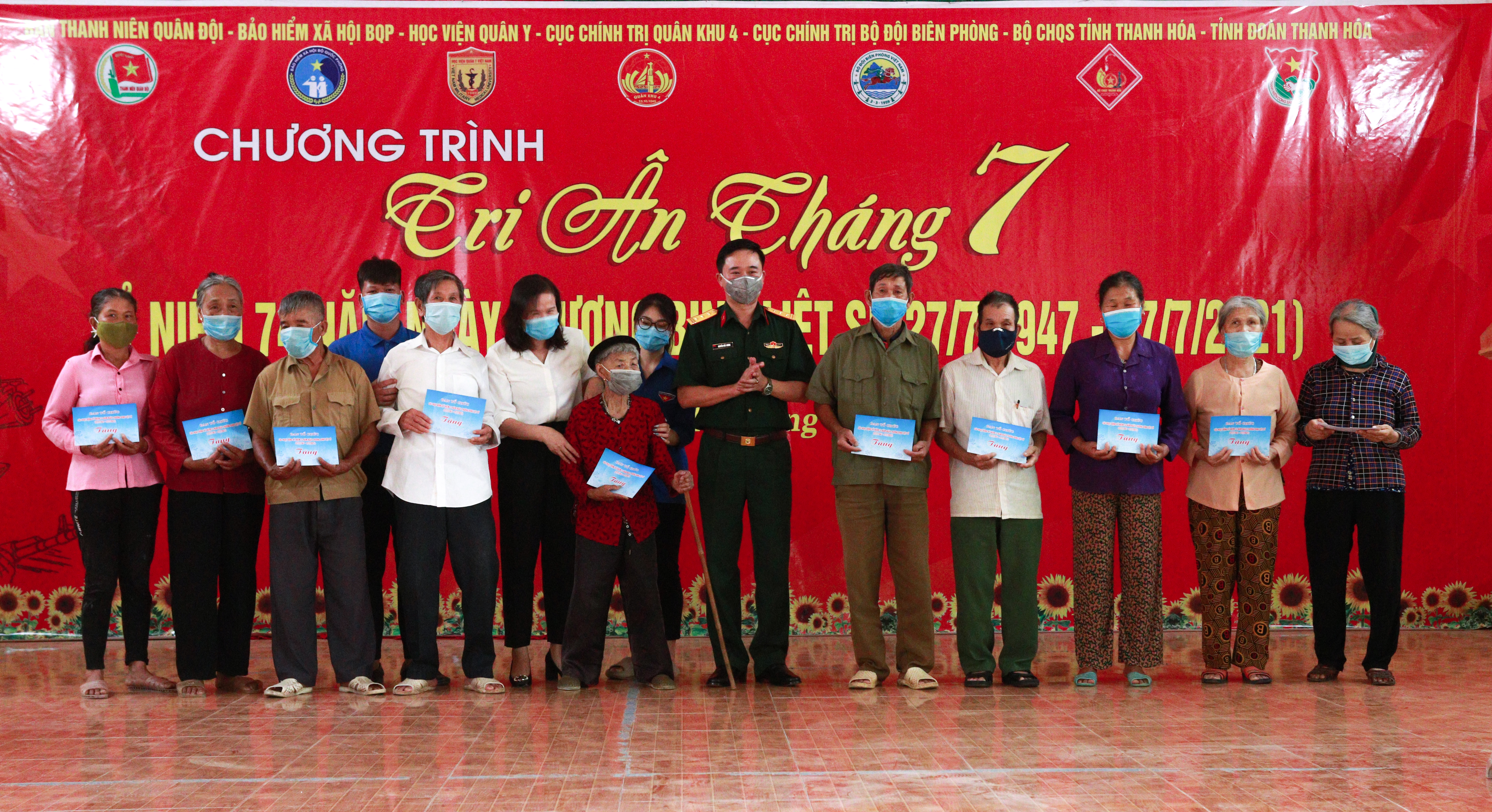 Tuổi trẻ quân đội thăm, tặng quà gia đình chính sách và người có công với cách mạng