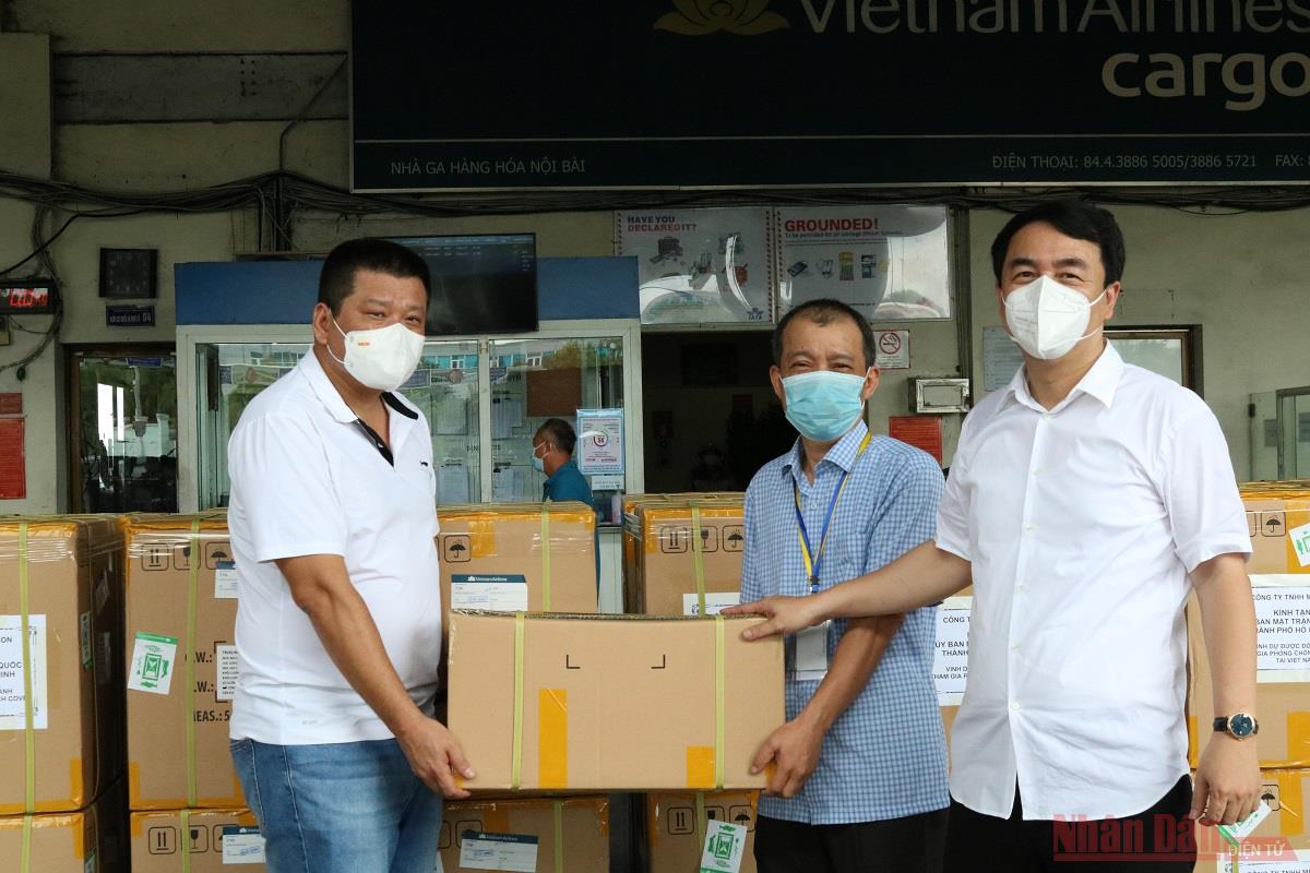 Trao tặng 100.000 bộ kit test nhanh kháng nguyên cho TP Hồ Chí Minh