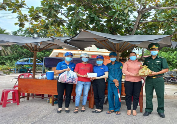 Bữa cơm ấm tình quân dân 