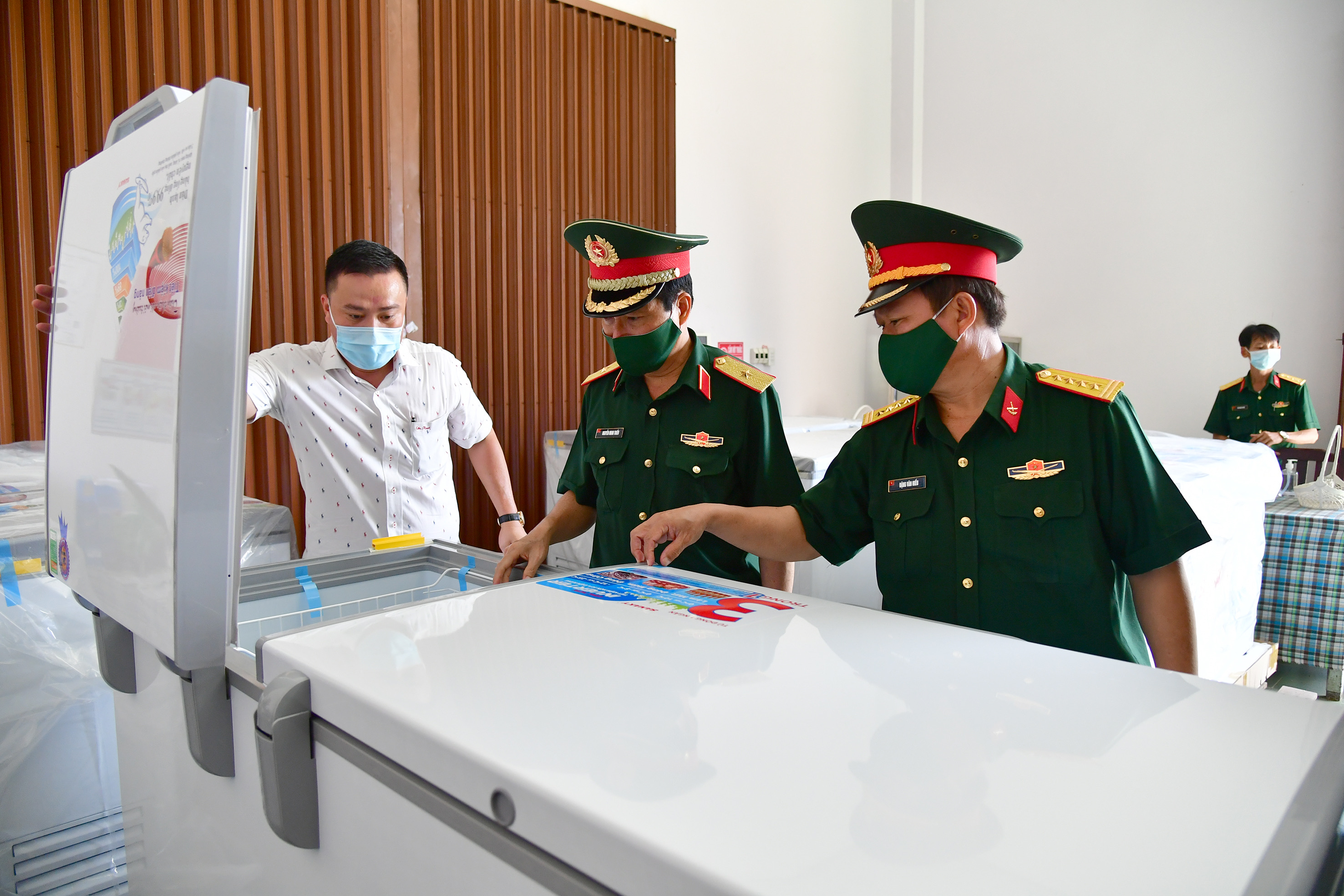 Kiểm tra tiến độ chuẩn bị kho lưu trữ vaccine Covid-19