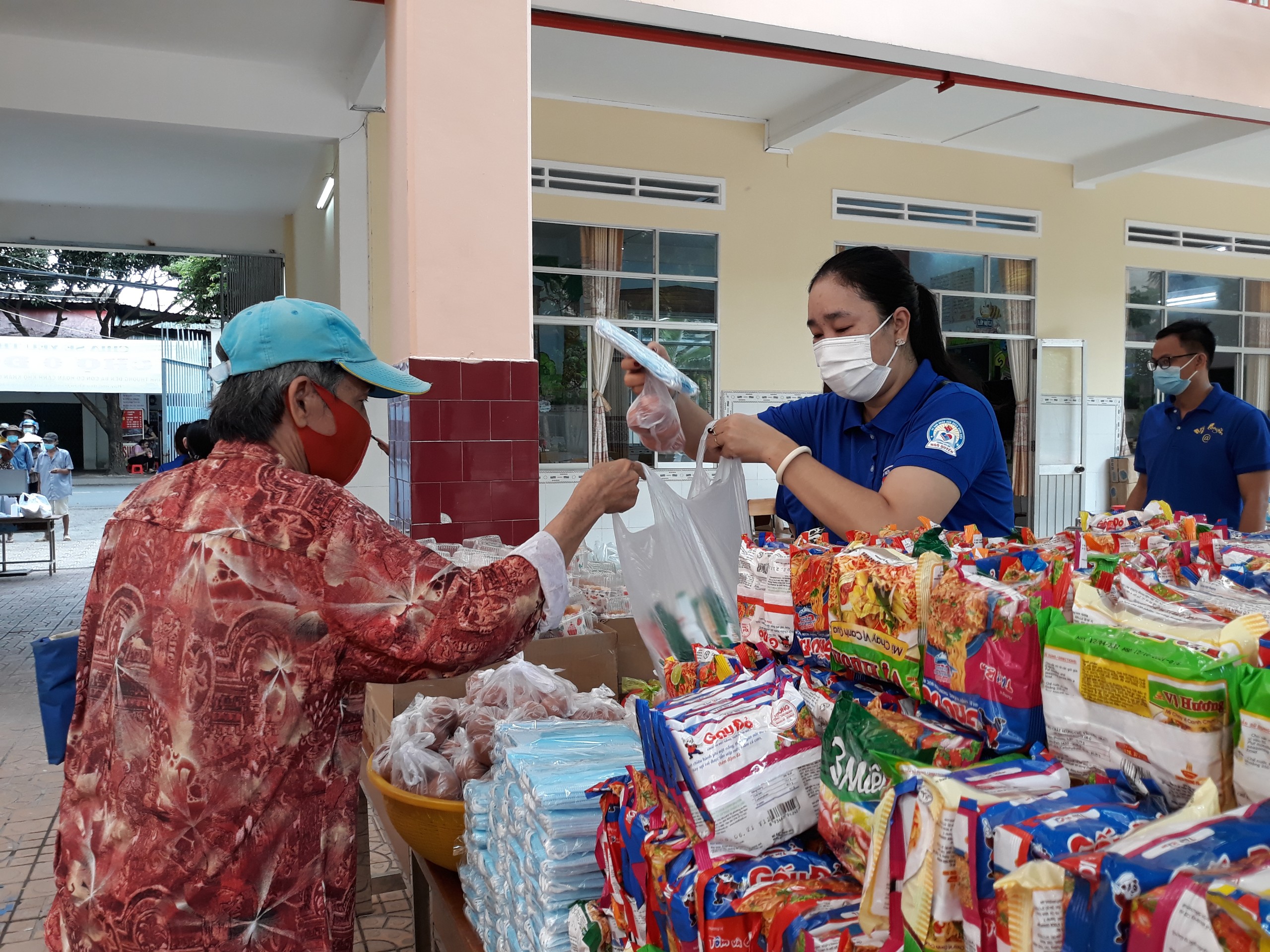 Gom yêu thương trao lòng nhân ái