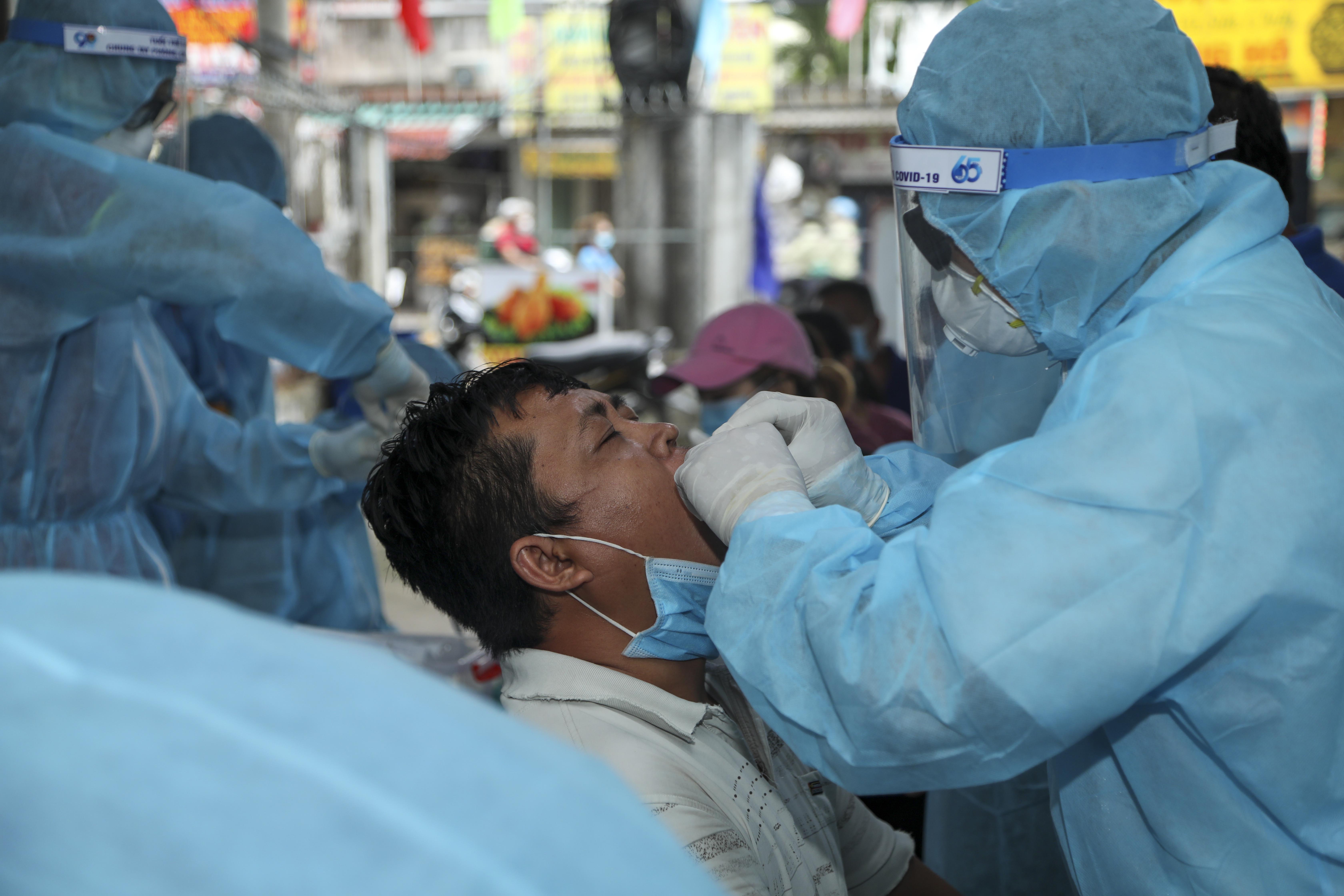 Y bác sĩ Quân đoàn 4 hỗ trợ Bình Dương lấy mẫu xét nghiệm sàng lọc