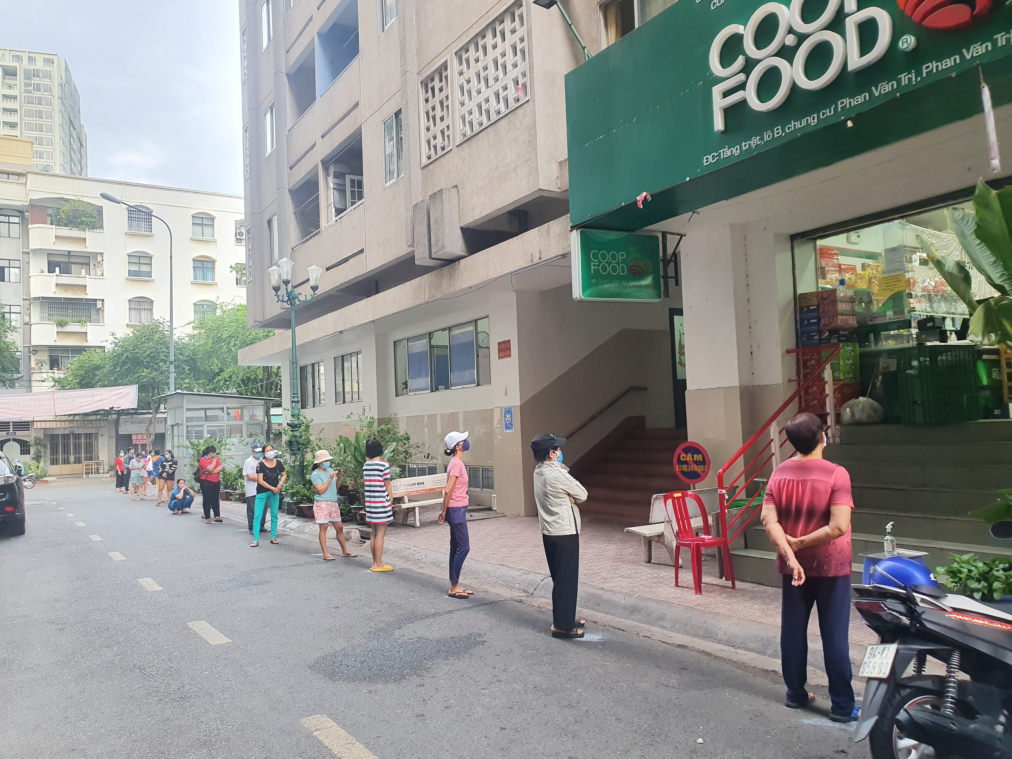 Người dân tự giác giữ khoảng cách an toàn, xếp hàng vào siêu thị.