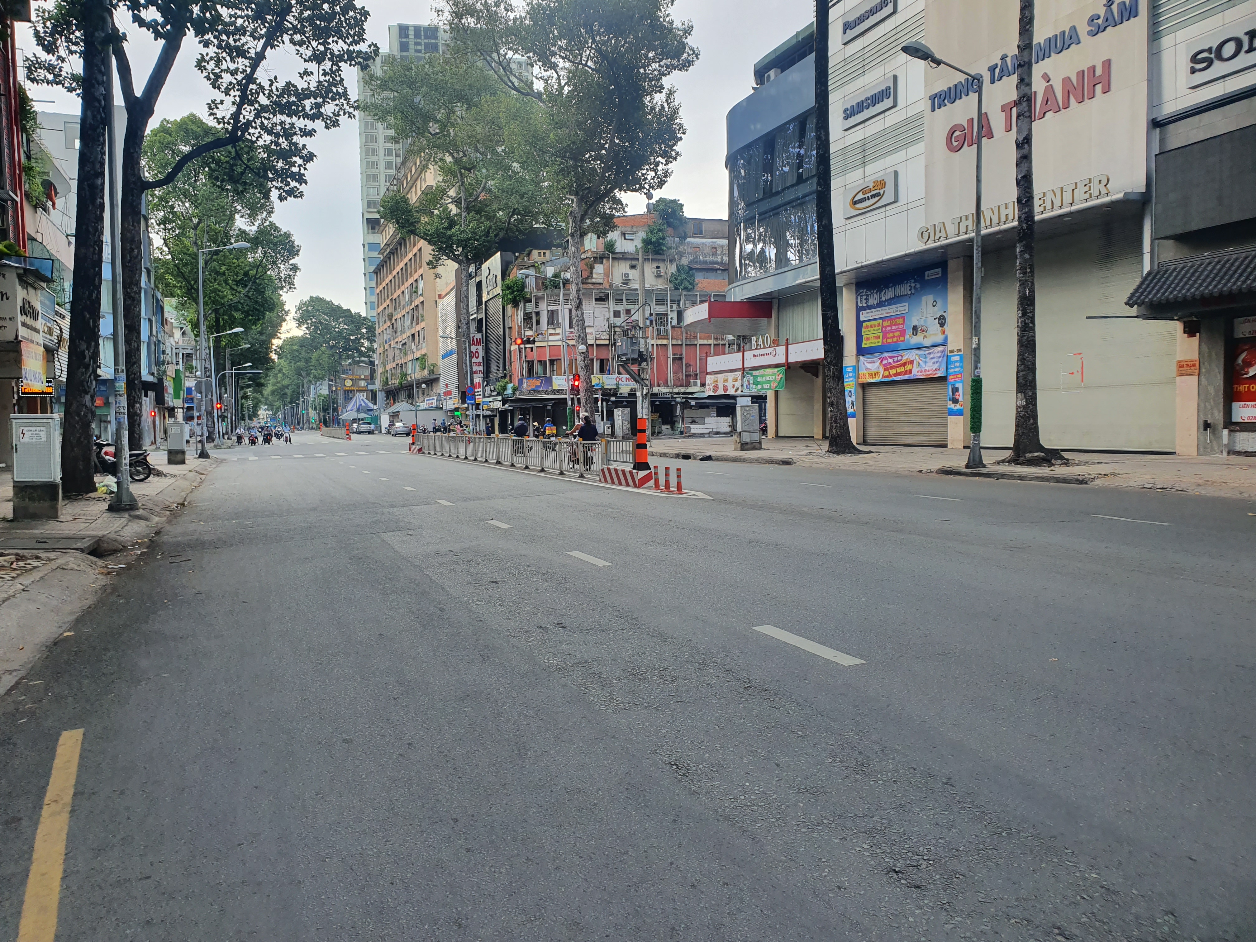 Người dân thực hiện phương châm “sống chậm”, ai ở yên nhà nấy nên đường phố trở nên vắng vẻ, rộng thênh thang (chụp trên đường Trần Hưng Đạo, quận 5).