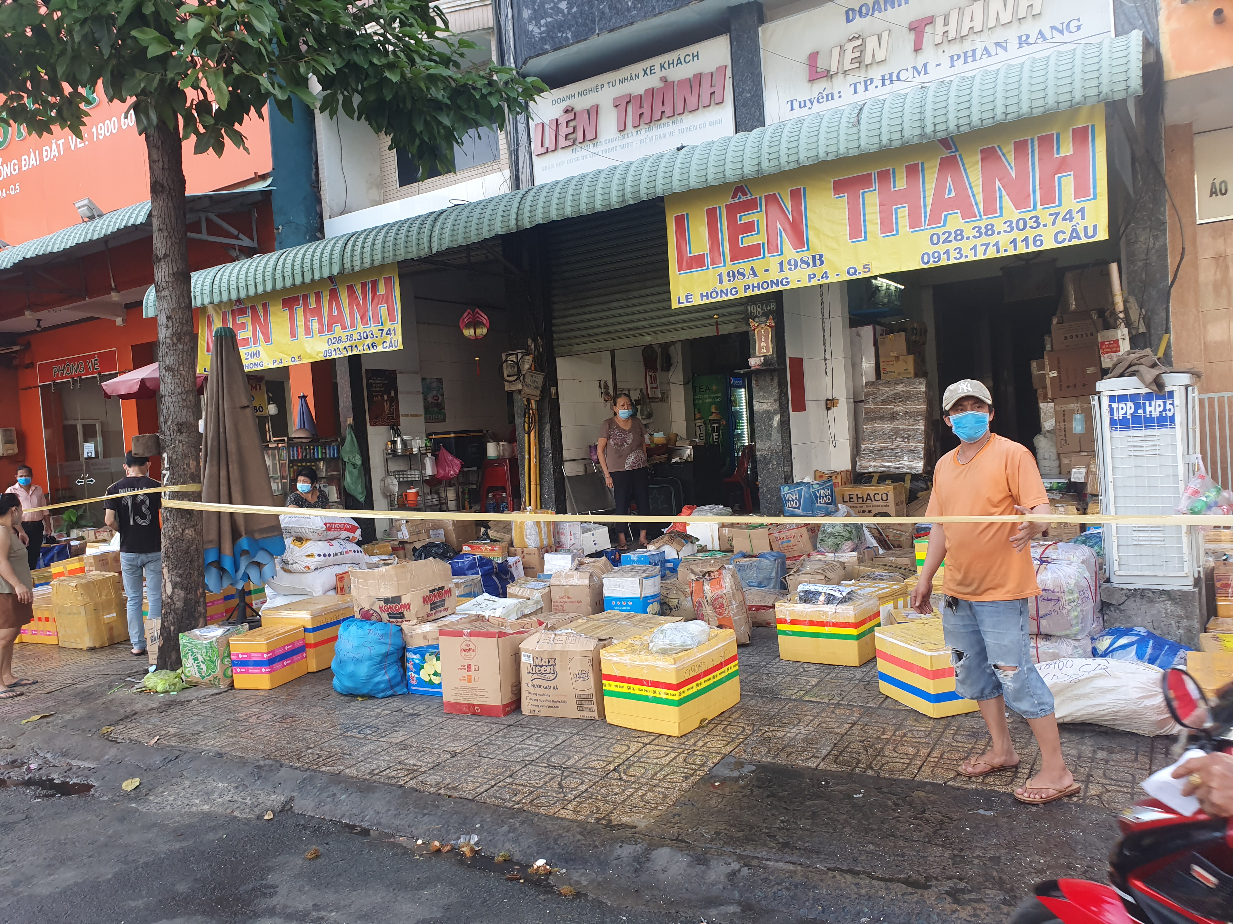Chợ truyền thống đóng cửa, dịch vụ cung ứng hàng hóa được chuyển thẳng tới siêu thị và các điểm bán hàng an toàn. (Trong ảnh: Một điểm tập kết hàng hải sản chuyển đến từ Bình Thuận trên đường Lê Hồng Phong).