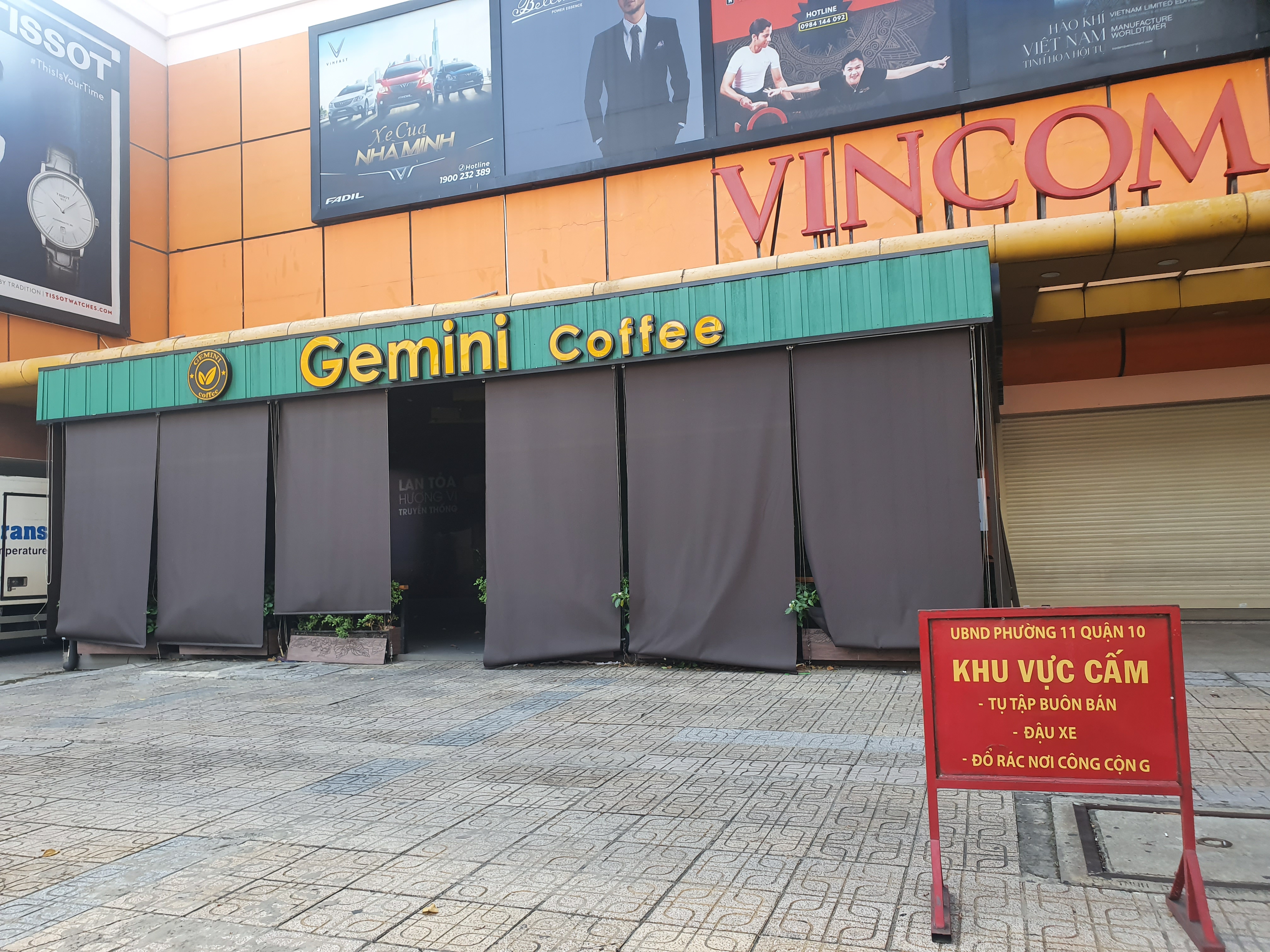 Quán cà phê, khu vui chơi giải trí trên đường 3-2 (quận 10) trong cảnh “cửa đóng, then cài”.